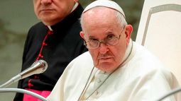 El Papa Francisco pasó una noche tranquila, pero su pronóstico sigue siendo reservado