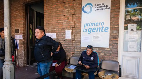 La ANDIS Mendoza, donde miles de personas vulnerables se apertrecharon en las madrugadas en busca de respuestas. La ANDIS Mendoza, donde miles de personas vulnerables se apertrecharon en las madrugadas en busca de respuestas.