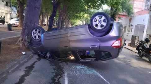 La madrugada de La Plata se vio alterada por un vuelco cerca de El Mondongo La madrugada de La Plata se vio alterada por un vuelco cerca de El Mondongo
