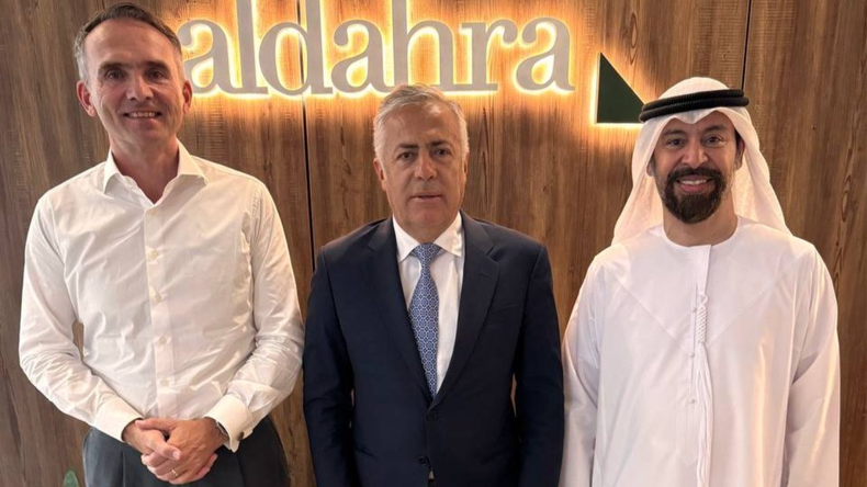 Alfredo Cornejo con el embajador argentino en EAU, Jorge Agustín Molina Arambarri, y el embajador de EAU en Argentina, Saeed Abdulla Alqemzi.