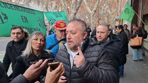 Roberto Macho, titular de ATE Mendoza, denunció intento de “privatización de la salud” y discriminación a licenciados en enfermería. Roberto Macho, titular de ATE Mendoza, denunció intento de “privatización de la salud” y discriminación a licenciados en enfermería.