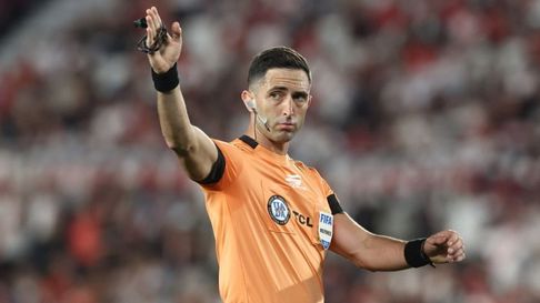 Nazareno Arasa, parado tras perjudicar a Gimnasia en el Monumental Nazareno Arasa, parado tras perjudicar a Gimnasia en el Monumental