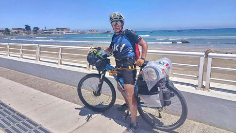 Pedro Lemus en su bicicleta de viaje hacia Chile, su tierra natal. Pedro Lemus en su bicicleta de viaje hacia Chile, su tierra natal.