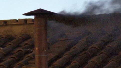 Humo negro, no hubo acuerdo para designar al nuevo sucesor del papa Francisco. Humo negro, no hubo acuerdo para designar al nuevo sucesor del papa Francisco.