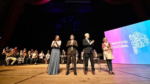 axel kicillof, florencia saintout y una foto para la interna axel kicillof, florencia saintout y una foto para la interna