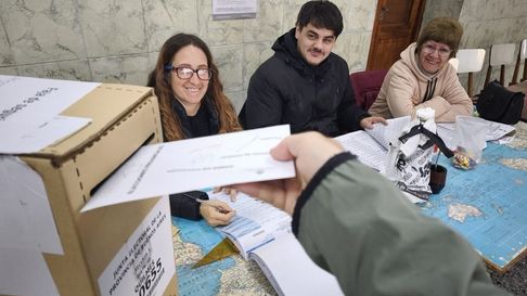 Elecciones 2025 en Buenos Aires: se renuevan 46 diputados y 23 senadores provinciales que marcarán el rumbo político de la gestión de Axel Kicillof. Elecciones 2025 en Buenos Aires: se renuevan 46 diputados y 23 senadores provinciales que marcarán el rumbo político de la gestión de Axel Kicillof.