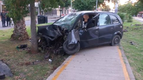 El conductor del auto falleció en el lugar del accidente. El conductor del auto falleció en el lugar del accidente.