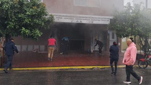 Se vivieron momento de tensión por el incendio de una vivienda en Altos de San Lorenzo Se vivieron momento de tensión por el incendio de una vivienda en Altos de San Lorenzo