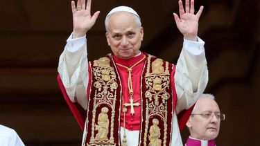 El Papa León XIV saluda a los fieles en la plaza San Pedro.&nbsp;