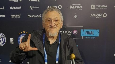 Con muletas, festejando el trofeo que la Lepra ganó en Córdoba. Con muletas, festejando el trofeo que la Lepra ganó en Córdoba.