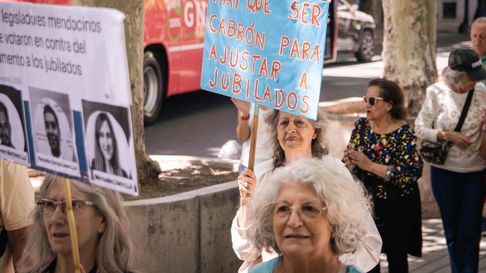 Postal de una de las rondas de jubilados en la plaza San Martín en clamor por sus remedios. Postal de una de las rondas de jubilados en la plaza San Martín en clamor por sus remedios.