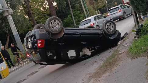 Una camioneta terminó volcada en La Plata Una camioneta terminó volcada en La Plata