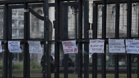 La sede de la Corte Suprema, vallada y con carteles La sede de la Corte Suprema, vallada y con carteles
