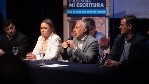 Alfredo Cornejo participó del sorteo de escribanos para el programa Mi Escritura junto a Valeria Álvarez del Colegio Notaria y Gustavo Cantero, del IPV. Alfredo Cornejo participó del sorteo de escribanos para el programa Mi Escritura junto a Valeria Álvarez del Colegio Notaria y Gustavo Cantero, del IPV.
