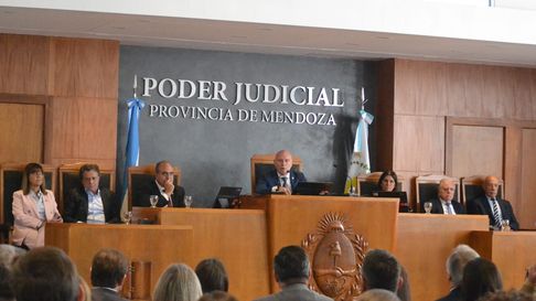 Los siete ministros de la Suprema Corte no acuerdan, desde hace meses, la presidencia en el Consejo de la Magistratura. Los siete ministros de la Suprema Corte no acuerdan, desde hace meses, la presidencia en el Consejo de la Magistratura.