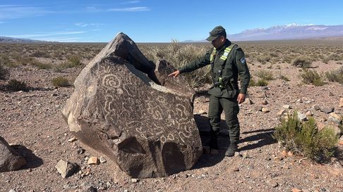 Gendarmería halló petroglifos, morteros y restos de vasijas históricas en Tamberías, San Juan, durante un operativo de control en Calingasta. Gendarmería halló petroglifos, morteros y restos de vasijas históricas en Tamberías, San Juan, durante un operativo de control en Calingasta.
