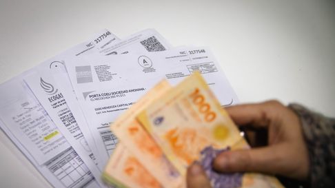 El Gobierno celebra el aumento de salarios, pero las tarifas y otros servicios básicos de la vivienda carcomen los sueldos en Mendoza. El Gobierno celebra el aumento de salarios, pero las tarifas y otros servicios básicos de la vivienda carcomen los sueldos en Mendoza.