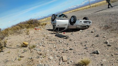 El vuelco fue sobre la Ruta 144 del sur mendocino. El vuelco fue sobre la Ruta 144 del sur mendocino.