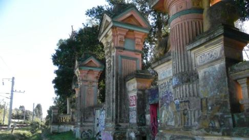 El Palacio Uriburu esta emplazado frente a las vías El Palacio Uriburu esta emplazado frente a las vías