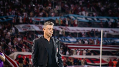 Marcelo Gallardo pasa la escoba en River. Marcelo Gallardo pasa la escoba en River.