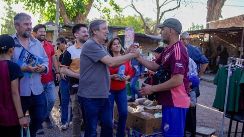 Emir Félix estuvo en San Martín charlando con vecinos, emprendedores, jubilados. Emir Félix estuvo en San Martín charlando con vecinos, emprendedores, jubilados.