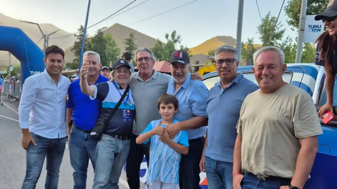 Mauricio Torres, a la derecha, en la Vuelta de Mendoza que reunió al intendente de San Carlos, Alejandro Morillas con la gestión provincial. Mauricio Torres, a la derecha, en la Vuelta de Mendoza que reunió al intendente de San Carlos, Alejandro Morillas con la gestión provincial.