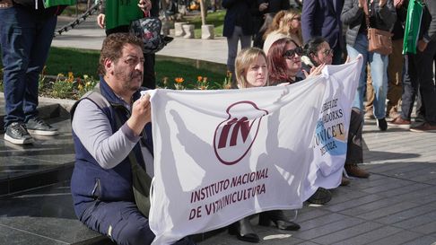 Trabajadores y trabajadoras del INV recordaron a su compañero Gabriel Ernesto Carreras con una asamblea de luto en la plaza San Martín. Trabajadores y trabajadoras del INV recordaron a su compañero Gabriel Ernesto Carreras con una asamblea de luto en la plaza San Martín.