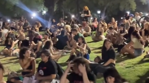 Vigilia en la plaza Independencia en las horas previas a la votación del Proyecto San Jorge. Vigilia en la plaza Independencia en las horas previas a la votación del Proyecto San Jorge.