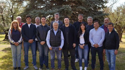 Intendentes, candidatos y dirigentes en la foto oficial tomada en los jardines de la Residencia Oficial. Intendentes, candidatos y dirigentes en la foto oficial tomada en los jardines de la Residencia Oficial.