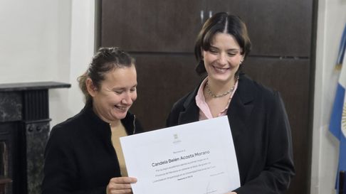 La Cámara de Diputados de Mendoza distinguió a Candela Belén Acosta Morano por ser la primera mujer en obtener el título de Licenciada en Arqueología por la Universidad Nacional de Cuyo. La Cámara de Diputados de Mendoza distinguió a Candela Belén Acosta Morano por ser la primera mujer en obtener el título de Licenciada en Arqueología por la Universidad Nacional de Cuyo.