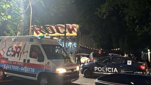 Un incidente entre tres hombres y personal de seguridad en la puerta de un boliche, terminó con un herido. Un incidente entre tres hombres y personal de seguridad en la puerta de un boliche, terminó con un herido.