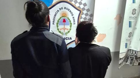 una mujer le pego con una botella a su hijo en berisso una mujer le pego con una botella a su hijo en berisso
