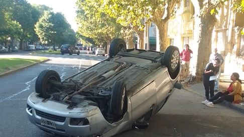 choque y vuelco en plena avenida 1 de la plata choque y vuelco en plena avenida 1 de la plata