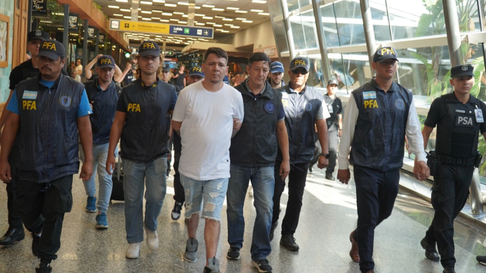 Expulsaron a un delincuente de nacionalidad peruana tras registrarse un amplio historial delictivo. Expulsaron a un delincuente de nacionalidad peruana tras registrarse un amplio historial delictivo.