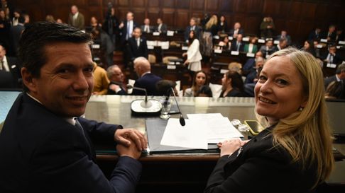 Milei sigue activo, Cornejo está de vacaciones: Hebe Casado y Andrés Lombari se turnarán a cargo del Ejecutivo. Milei sigue activo, Cornejo está de vacaciones: Hebe Casado y Andrés Lombari se turnarán a cargo del Ejecutivo.