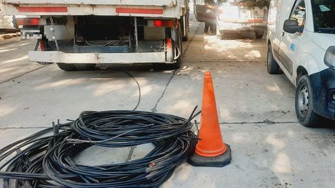 Un operativo de policial permitió prevenir el robo de cables pertenecientes al ex trole de Las Heras. Un operativo de policial permitió prevenir el robo de cables pertenecientes al ex trole de Las Heras.