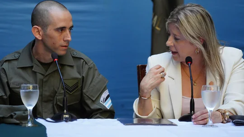 El gendarme argentino Nahuel Gallo junto a la ministra de Seguridad, Alejandra Monteoliva. El gendarme argentino Nahuel Gallo junto a la ministra de Seguridad, Alejandra Monteoliva.