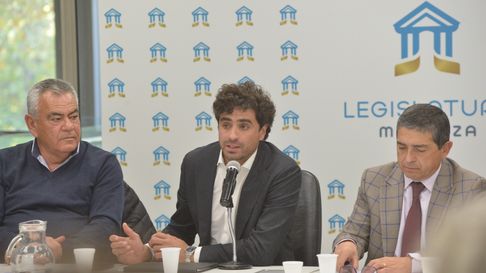 El proyecto seguirá en debate en comisiones, donde se esperan nuevas exposiciones y ajustes al texto. El proyecto seguirá en debate en comisiones, donde se esperan nuevas exposiciones y ajustes al texto.