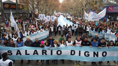 Histórica marcha del SUTE y otros gremios estatales en Mendoza en 2022. Histórica marcha del SUTE y otros gremios estatales en Mendoza en 2022.