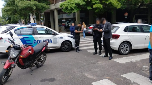 un motociclista fue hospitalizado por un choque en la plata un motociclista fue hospitalizado por un choque en la plata