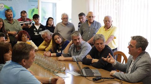 Emir Félix recorrió San Martín y prometió defender a los generadores de empleo ante las políticas económicas nacionales. Emir Félix recorrió San Martín y prometió defender a los generadores de empleo ante las políticas económicas nacionales.