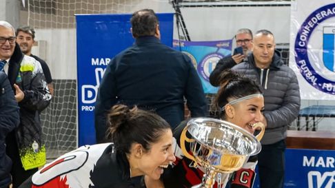 Vero Cabrera levanta la copa con Maipú, sin dudas, de las más importantes de su vida. Vero Cabrera levanta la copa con Maipú, sin dudas, de las más importantes de su vida.