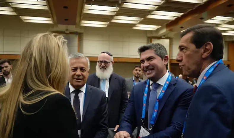 Karina Milei, Alfredo Cornejo y su par de San Juan en una de las giras de promoción de los minerales de Mendoza. Detrás, Eduardo Elsztain, dueño de IRSA y Cresud. 