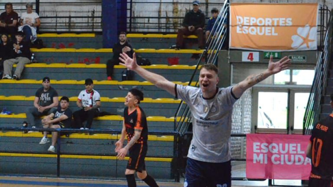 Gianluca Comandini, flamante campeón con Jockey de fútbol de salón. Gianluca Comandini, flamante campeón con Jockey de fútbol de salón.