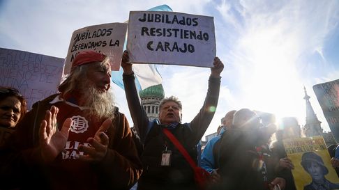 Con gases y represión, la policía frenó la marcha de jubilados que reclamaban aumento y rechazaban los vetos presidenciales. Con gases y represión, la policía frenó la marcha de jubilados que reclamaban aumento y rechazaban los vetos presidenciales.
