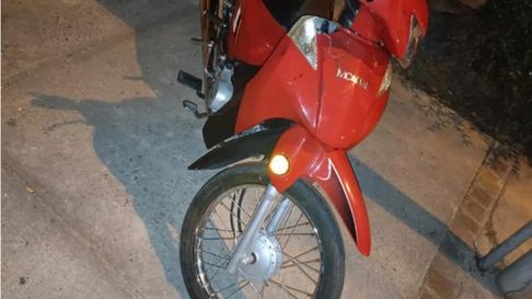 Imagen de la motocicleta robada en las calles de San Rafael. Imagen de la motocicleta robada en las calles de San Rafael.