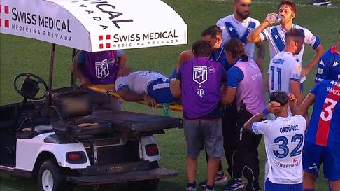 El jugador de Vélez es retirada tras sufrir la grave lesión en el inicio de la Liga Profesional. El jugador de Vélez es retirada tras sufrir la grave lesión en el inicio de la Liga Profesional.
