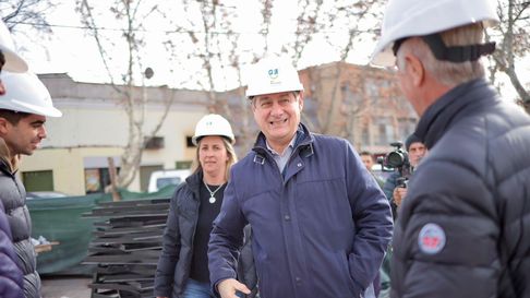 Omar Félix pidió fondos para el gas en Villa 25 de Mayo y Monte Comán y cruzó a Cornejo por apoyar a Milei. Omar Félix pidió fondos para el gas en Villa 25 de Mayo y Monte Comán y cruzó a Cornejo por apoyar a Milei.