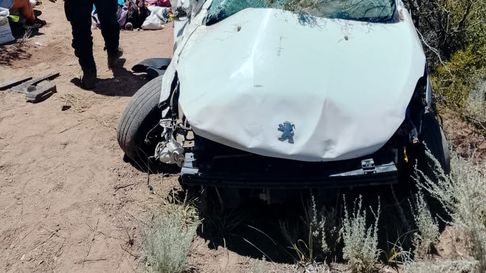 Un auto desbarrancó y cayó al vacío en la Ruta 7. Un auto desbarrancó y cayó al vacío en la Ruta 7.