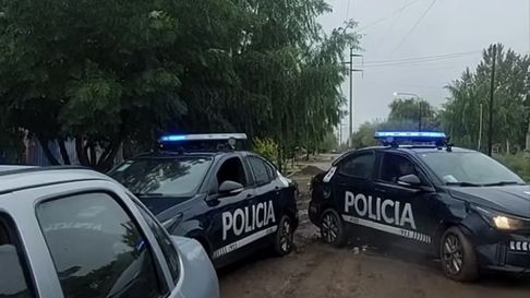 Policías de General Alvear trabajaron en este episodio delictivo en la zona rural. Policías de General Alvear trabajaron en este episodio delictivo en la zona rural.